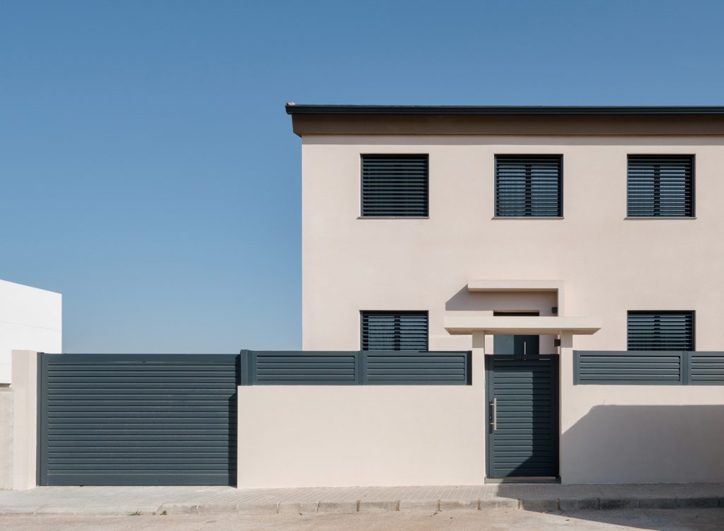 Vista frontal de una vivienda moderna con ventanas horizontales.