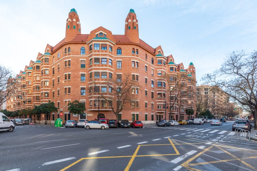 Edificio histórico de ladrillo en una intersección urbana.