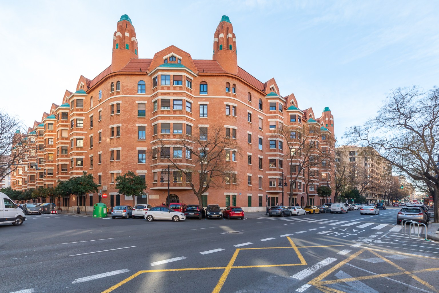 Edificio histórico de ladrillo en una intersección urbana.