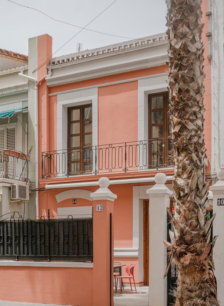 Fachada de casa tradicional reformada con balcón de hierro forjado.